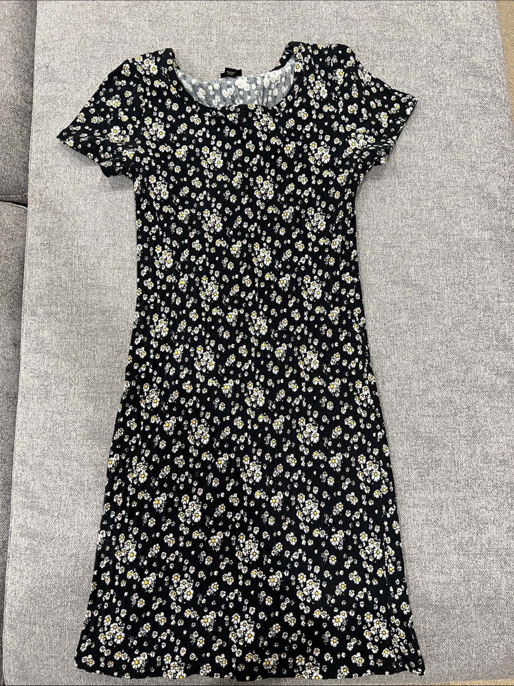 art class Black Floral Short-Sleeve Midi Dress with White & Yellow Daisies